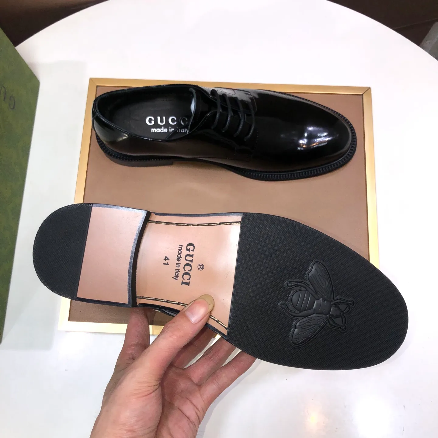 Factory batch 500💰Italy’s top luxury men’s shoe giant (GUCCI) (Gucci) (full cowhide lining) new arrival🍃Original European style🔰 Pleasant to the eye😍In order to make the shoes more durable and non-deformable🌀The production continues to follow traditional methods but there is still no lack of innovation💪The original sheepskin is selected for the leather♻️Smooth, natural and extra bright⭐Made of imported cowhide The rich man’s first choice 38-45 (45 customized)